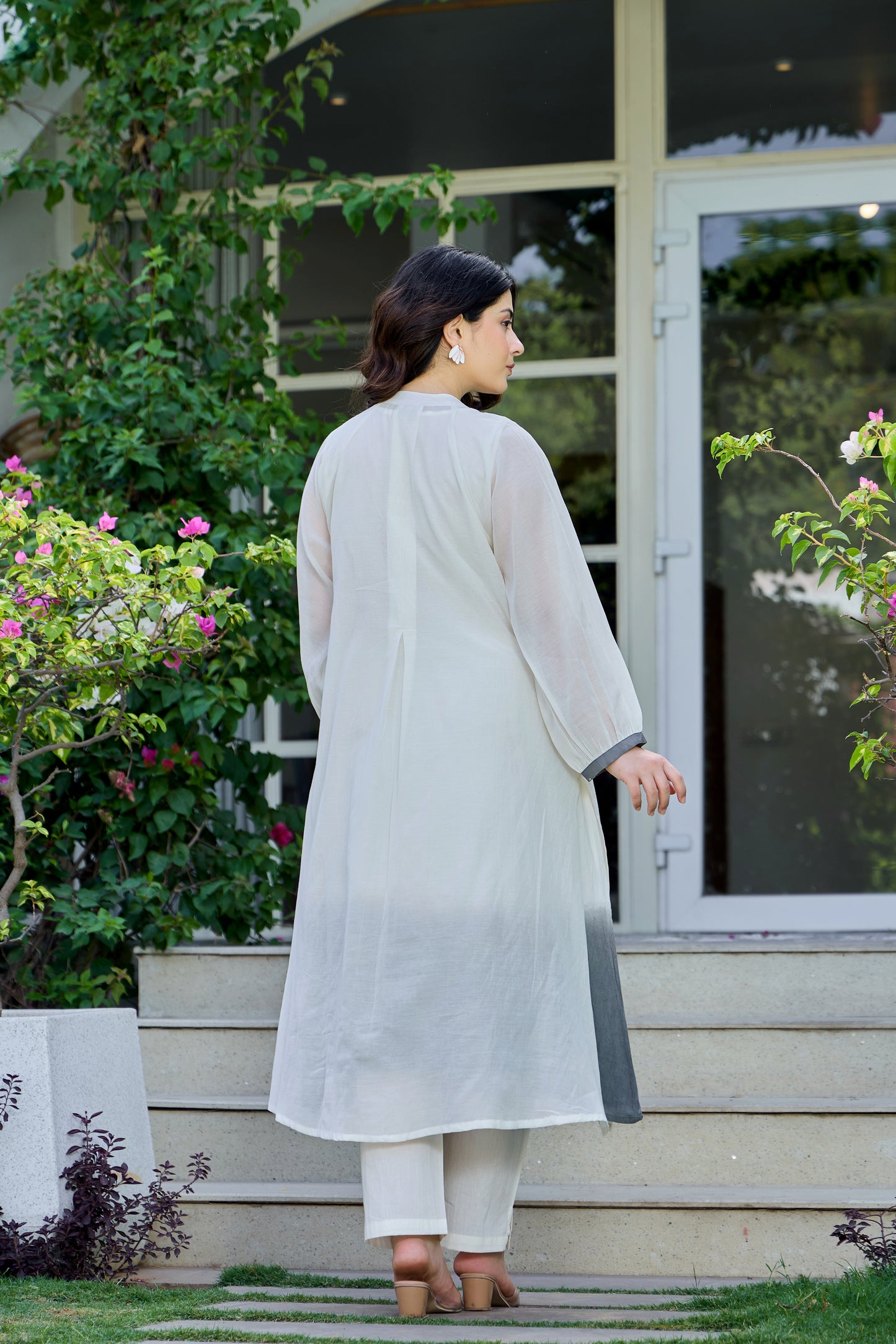 π§΅ Title: Elegant Ivory Embroidered Kurta Set β Floral Minimalism Edition With Premium Cotton Voile