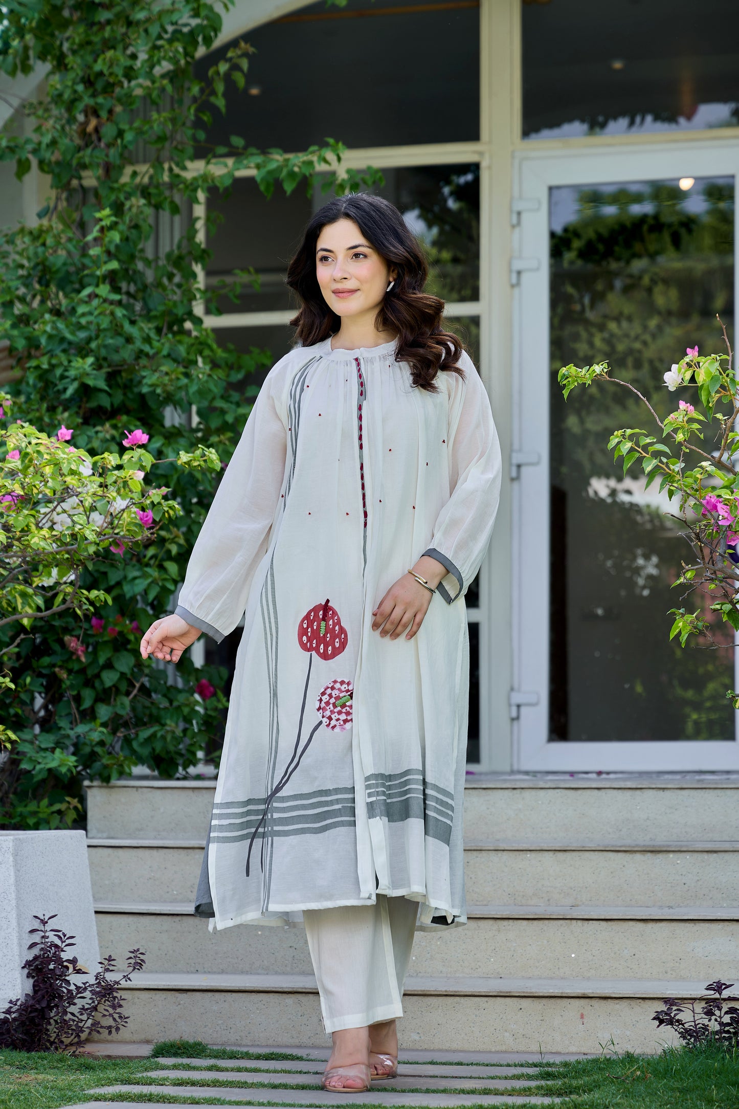 π§΅ Title: Elegant Ivory Embroidered Kurta Set β Floral Minimalism Edition With Premium Cotton Voile