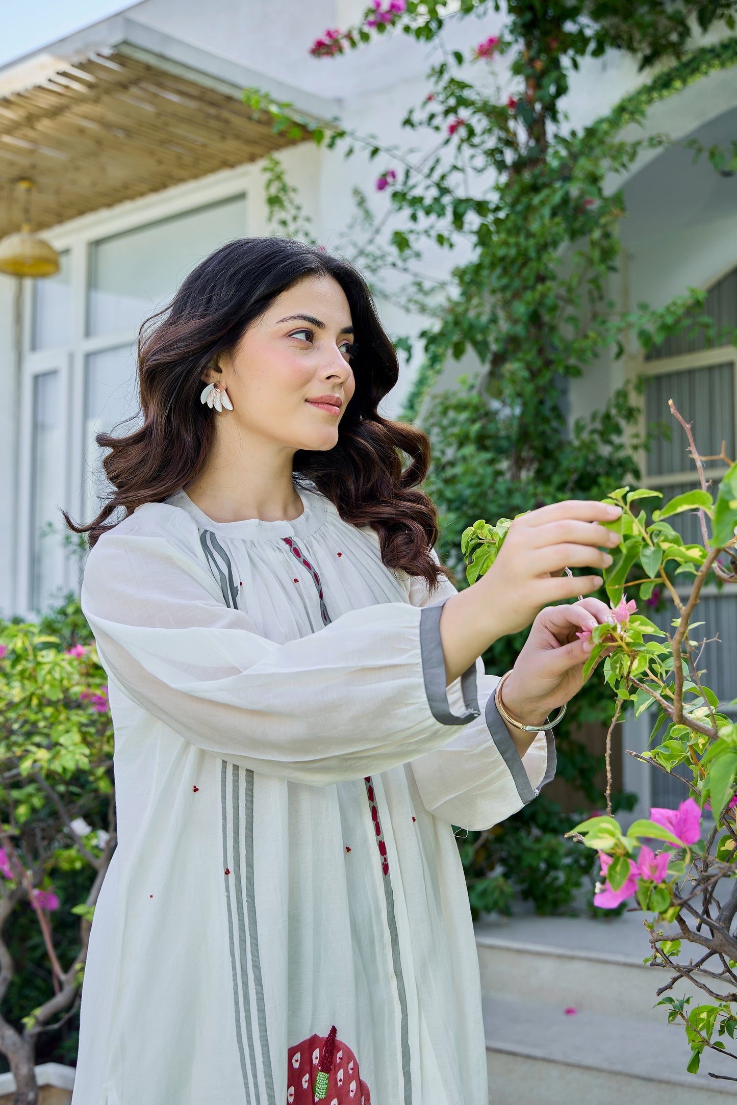 π§΅ Title: Elegant Ivory Embroidered Kurta Set β Floral Minimalism Edition With Premium Cotton Voile
