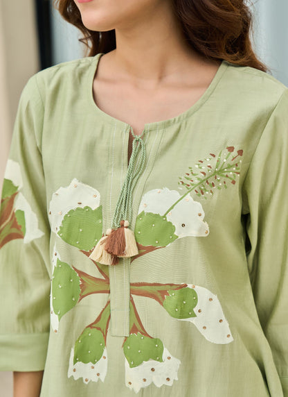 Green Floral Tunic with Elegant White Pants | ideal for warm weather |