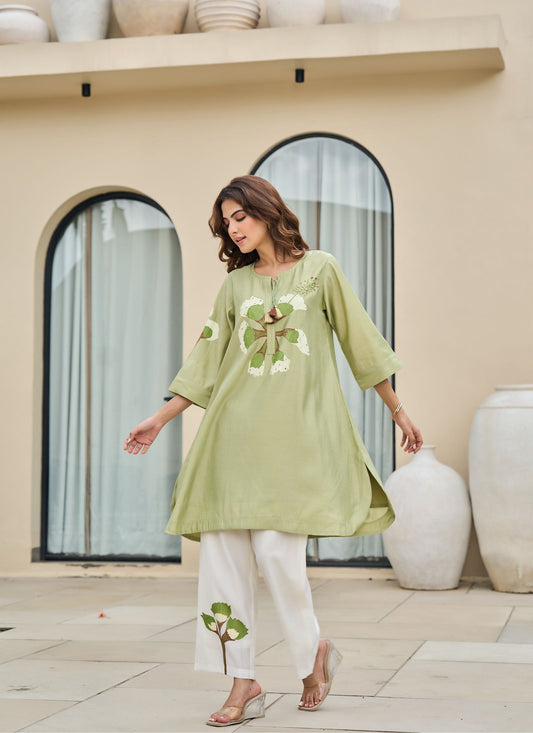 Green Floral Tunic with Elegant White Pants | ideal for warm weather |