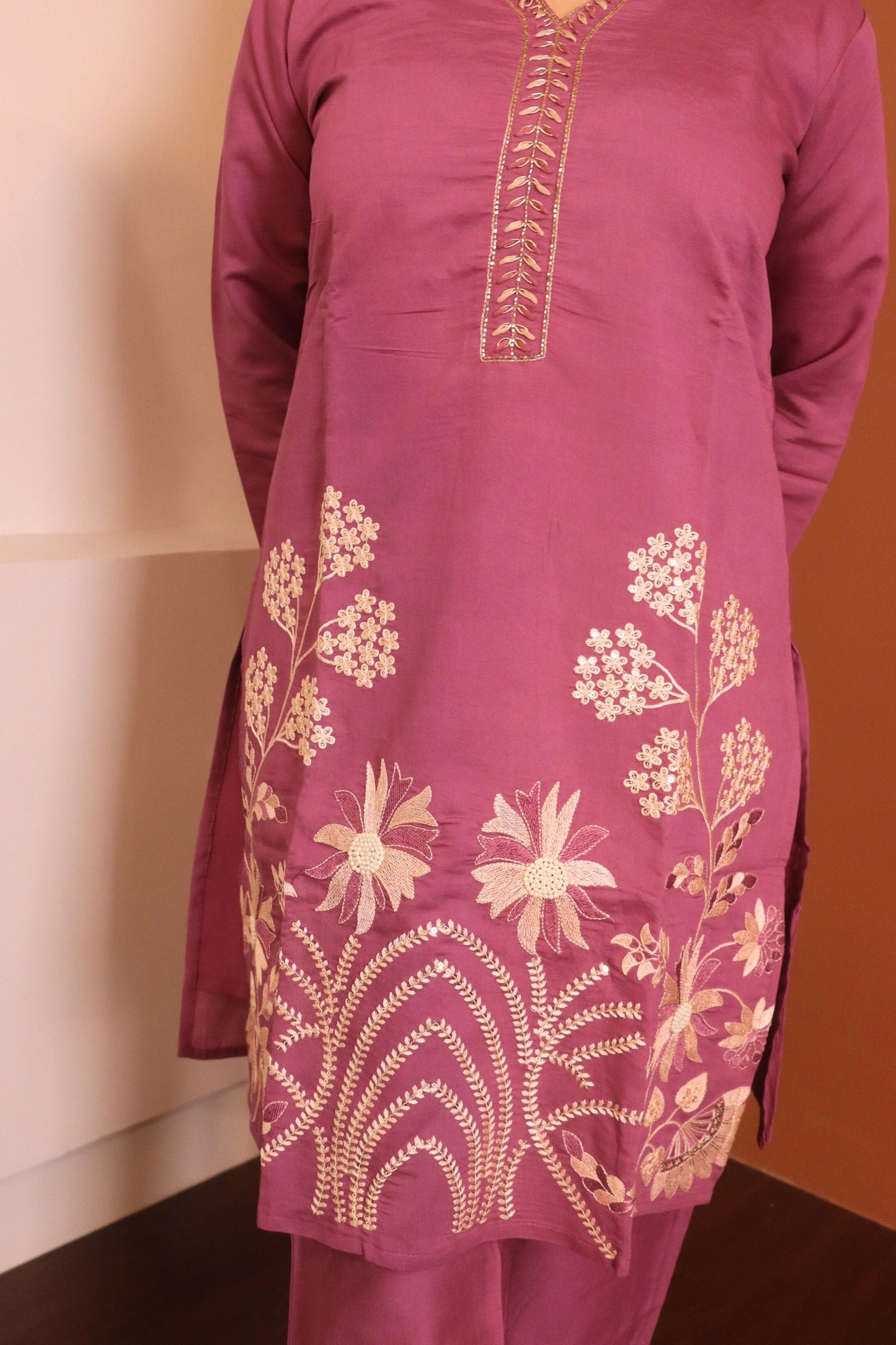 🌸 Mauve Elegance: Hand-Embroidered Floral Kurta 🌸