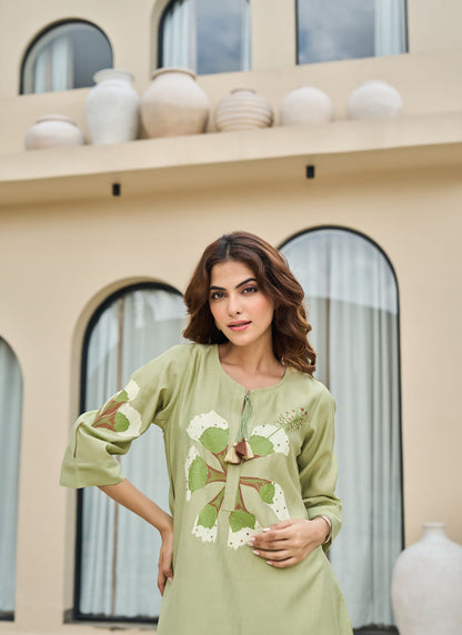 Green Floral Tunic with Elegant White Pants | ideal for warm weather |