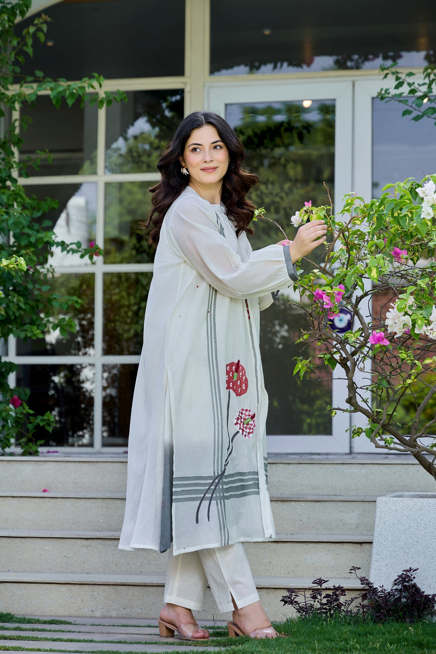 🧵 Title: Elegant Ivory Embroidered Kurta Set – Floral Minimalism Edition With Premium Cotton Voile