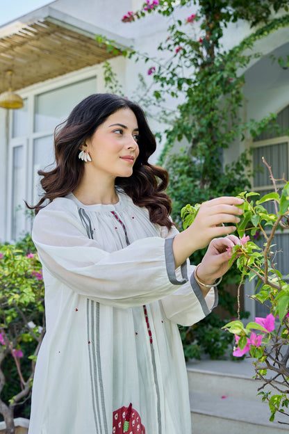 🧵 Title: Elegant Ivory Embroidered Kurta Set – Floral Minimalism Edition With Premium Cotton Voile